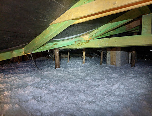 Zateplení stropu rodinného domu pomocí foukané izolace